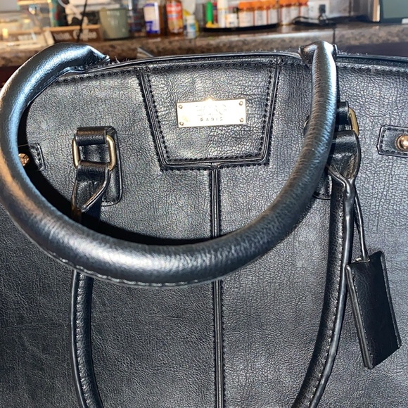 Ladies black leather faux BCBG bag from Paris - Picture 3 of 9